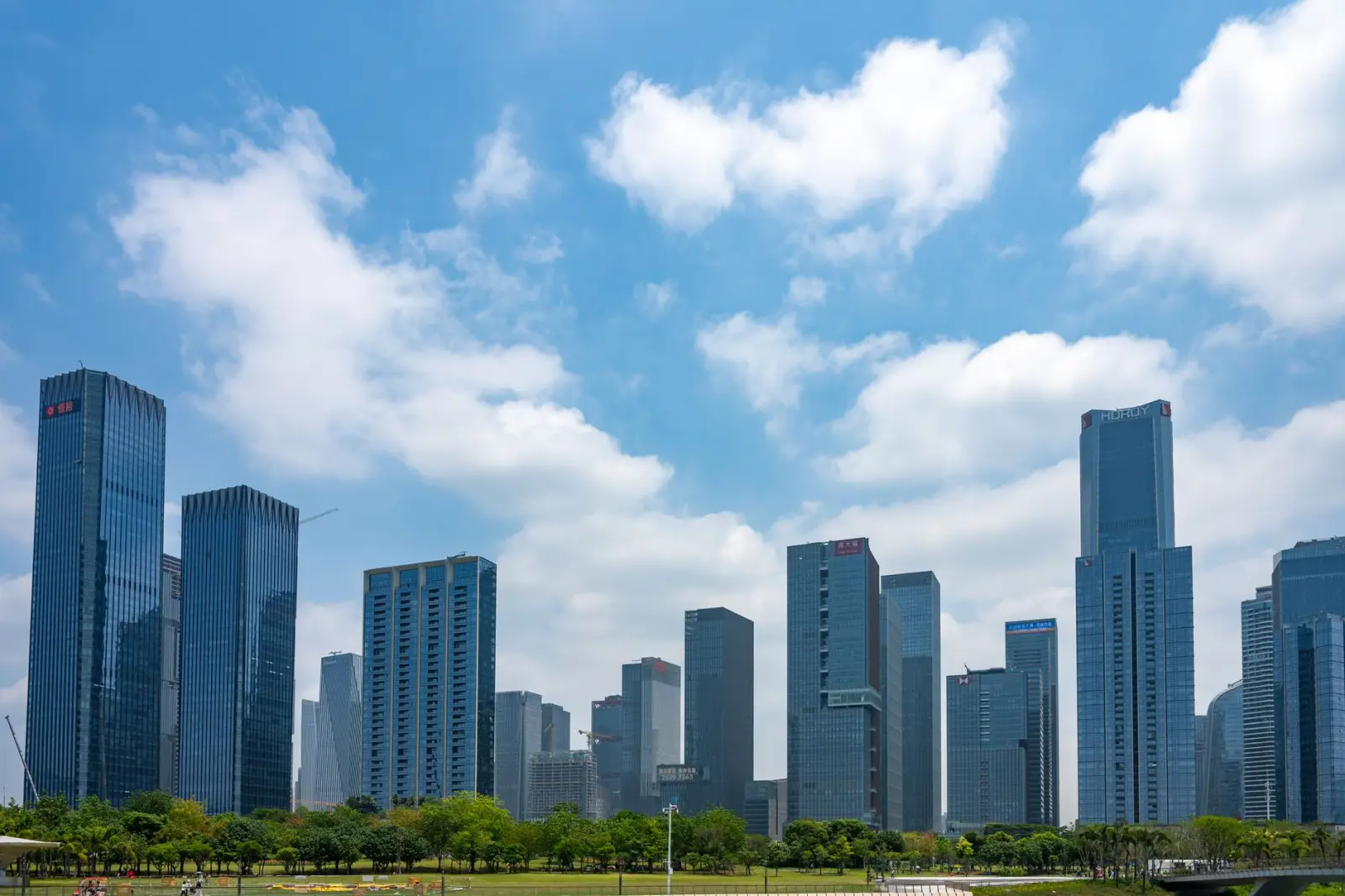 安防监控设备技术演进：从模拟到智能化的行业变革趋势