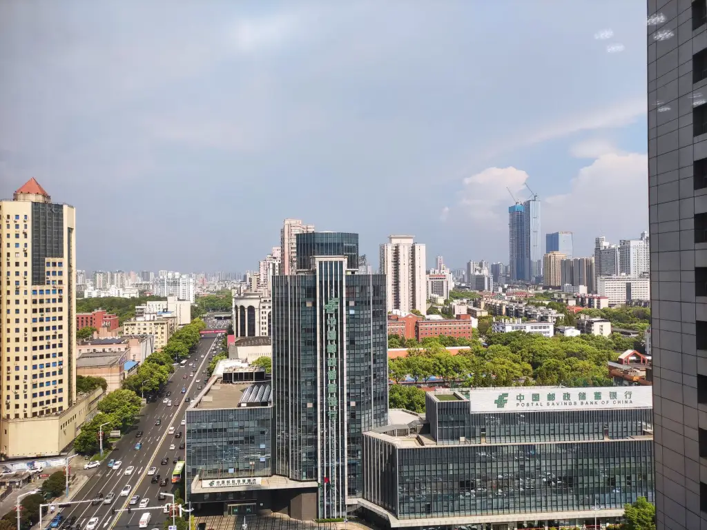 安防监控设备技术演进：从模拟到IP网络的行业变革分析